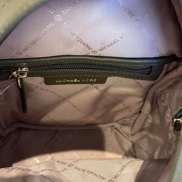 MICHAEL KORS
Maisie Extra-Small Pebbled Leather 2-in-1 Backpack
Olive 
NWT - Picture 13 of 16